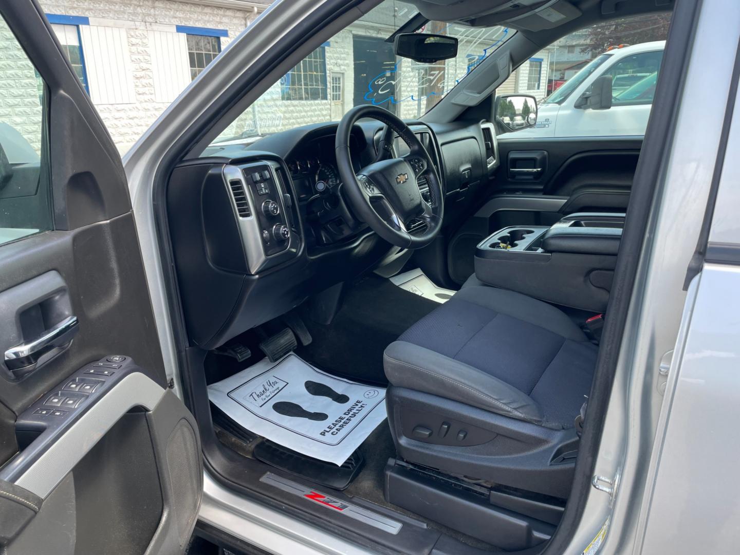 2015 silver /black Chevrolet Silverado 1500 LT Crew Cab 4WD (3GCUKREC5FG) with an 5.3L V8 OHV 16V engine, 6-Speed Automatic transmission, located at 101 N. Main Street, Muncy, PA, 17756, (570) 546-5462, 41.207691, -76.785942 - Photo#5